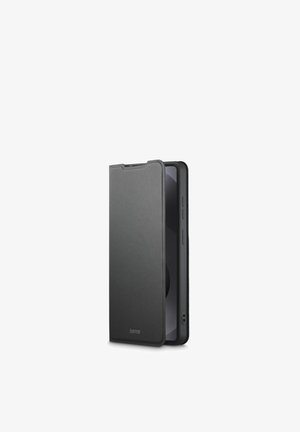Schwarzes texturiertes Flip-Cover teilweise geöffnet auf dem Smartphone, zeigt Seitentasten und Kameraausschnitt.