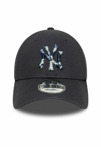 Schwarze Baseballmütze mit gebogenem Schirm und gesticktem blauen NY-Logo. Verstellbarer Riemen auf der Rückseite. Textilstruktur mit strukturiertem Design.