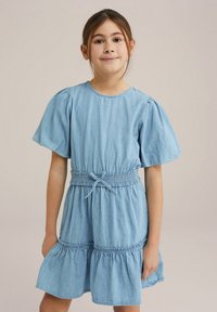 Svetlo modra jeans obleka s puhaste rokavi, nabranim pasom in slojevitim krilom. Tkanina ima mehak videz in sproščen dizajn.