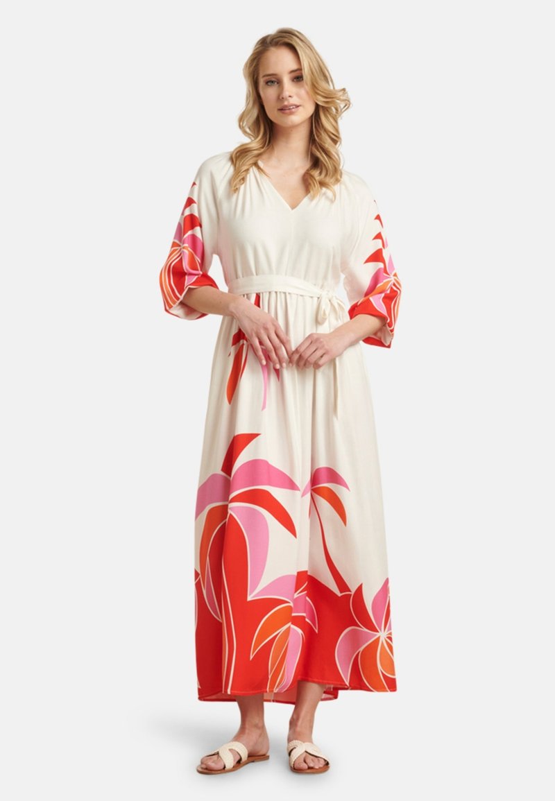 Maxi dress in lightweight fabric, featuring a floral print in red and pink hues, with a V-neckline, belt, and three-quarter sleeves.