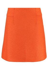 Minifalda naranja hecha de tela texturizada; presenta una cinturilla suave y dos bolsillos frontales; silueta en A.