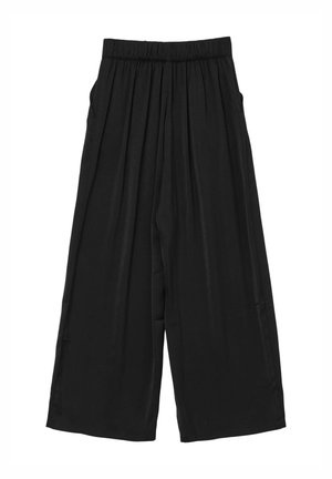 Pantaloni neri a gamba larga realizzati in tessuto morbido, con una vita elastica, una parte anteriore plissettata e tasche laterali per una maggiore funzionalità.
