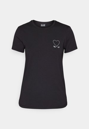 Camiseta de algodón negra con mangas cortas, que presenta un diseño de corazón y remos cruzados con acentos metálicos en el lado izquierdo del pecho.