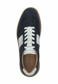 Sneaker in suede blu navy con dettagli in pelle bianca, punta rotonda, lacci bianchi e suola in gomma beige con un branding discreto all'interno.