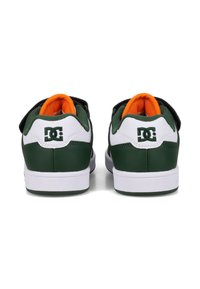 Zelené kožené tenisky s bielymi akcentmi, čiernymi popruhmi, oranžovým podšívkou a logom na päte. Plochá gumová podrážka a polstrovaný golier.