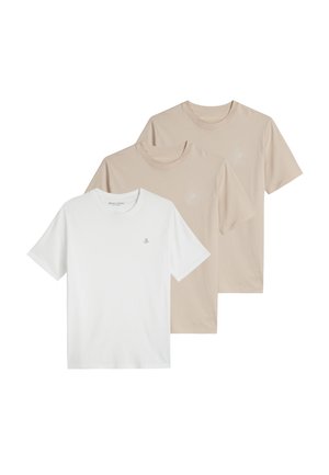 Tre ensfarvede crew neck t-shirts i hvid og beige, vist overlappende med et lille trykt logo på venstre bryst.