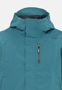 Teal waterdichte jas met hoge kraag, afneembare capuchon, verticale ritszak op de borst en CMP-logo op de rechterborst.
