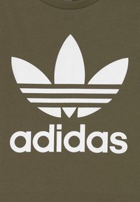 adidas Originals ADICOLOR TREFOIL - T-shirt estampada - focus olive/white