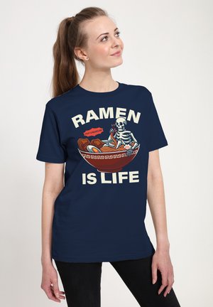 Marineblå t-shirt med et grafisk print af et skelet i en ramen skål med spisepinde, samt teksten "RAMEN ER LIV" i fede hvide bogstaver.