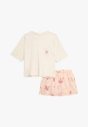 T-shirt color crema chiaro con maniche corte e tasca sul petto, caratterizzata da un design di sole rosa, abbinata a pantaloni corti rosa pastello decorati con motivi di conchiglie e stelle marine.