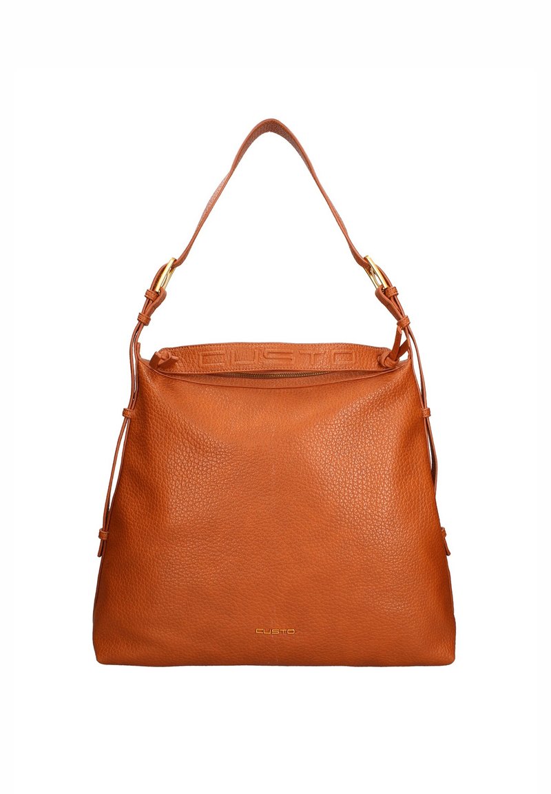 Bruine leren handtas met een gestructureerd oppervlak, voorzien van een gebogen hengsel en een subtiele logo onderaan. Ontwerp met een open bovenkant.