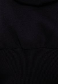 Felpa nera con cappuccio realizzata in morbido misto cotone con trama a coste sull'orlo inferiore. Il design include un cappuccio soffice e dettagli di cuciture discrete.