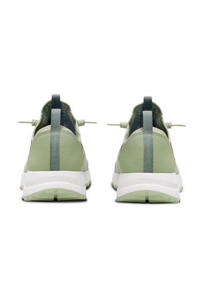 Ljust gröna sneakers med en slät ovandel, stilren design, gummisula och elastiska snören med dragflikar på hälen.