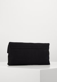 Černá látková psaníčko s hladkým povrchem, které má prošívaný klopový uzávěr a obdélníkový tvar. Žádné viditelné kovové prvky nebo akcenty.