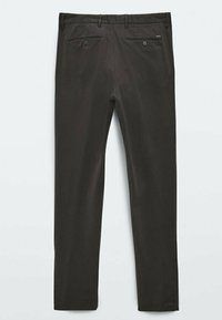 Pantaloni grigi scuri con una texture liscia, due tasche posteriori con chiusura a bottone e passanti per cintura in vita. Design a gamba dritta.