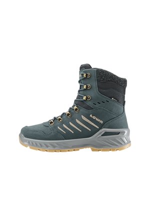 Donkerblauwe wandelschoen met een bovenwerk van suede en synthetisch materiaal, verstevigde hiel, vijf metalen eersteklas oogjes en een rubberen loopzool. Gelaagde kraagdetails.