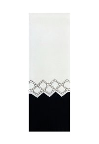 Maglione lavorato a maglia con una parte superiore bianca caratterizzata da un motivo in pizzo geometrico e una parte inferiore nera solida. Tessuto con texture in tutto il capo.