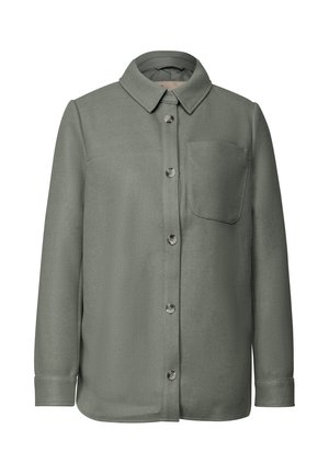 Camicia verde abbottonata in un tessuto morbido e texturizzato. Presenta un colletto classico, una tasca sul petto e maniche lunghe con polsini.