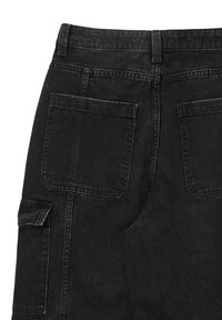 Pantaloni cargo in denim nero con vita alta, multiple tasche e vestibilità classica. Include due tasche posteriori e una tasca laterale cargo.