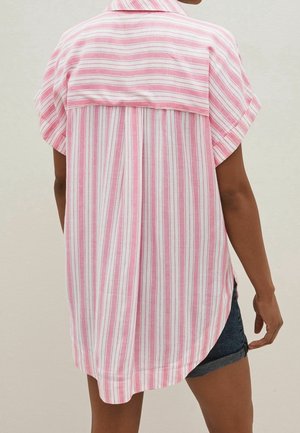 Roze-wit gestreept shirt met korte mouwen, kraag, losse pasvorm en zijsplitten. De stof lijkt zacht en lichtgewicht. De achterkant heeft een inzetstuk (yoke) ontwerp.