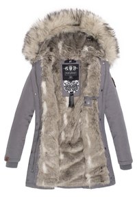 Grijze parka met nepbontvoering en capuchon, voorzien van een rits- en knoopsluiting, zakken en een label aan de binnenkant. Zachte textuur, duurzaam materiaal.