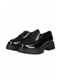 Scarpe nere con suola spessa, realizzate in una combinazione di pelle verniciata lucida e tessuto testurizzato nella parte superiore, fissate con lacci neri.