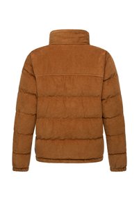 Bruine corduroy pufferjack met een hoge kraag, voorzien van horizontaal gestikte secties en ribgebreide manchetten, eenvoudige achterkant, zonder zichtbare hardware.
