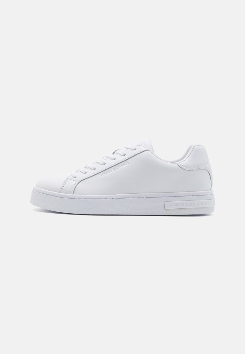 Witte leren sneaker met een soepele textuur, ronde neus, vetersluiting aan de voorkant en platte rubberen zool. Voorzien van reliëfbranding op de hak.