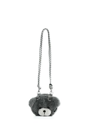 Pequeño bolso con forma de cara de oso de peluche gris con ojos negros, hocico blanco y una larga correa blanca y negra.