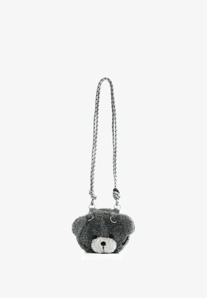 Pequeño bolso con forma de cara de oso de peluche gris con ojos negros, hocico blanco y una larga correa blanca y negra.