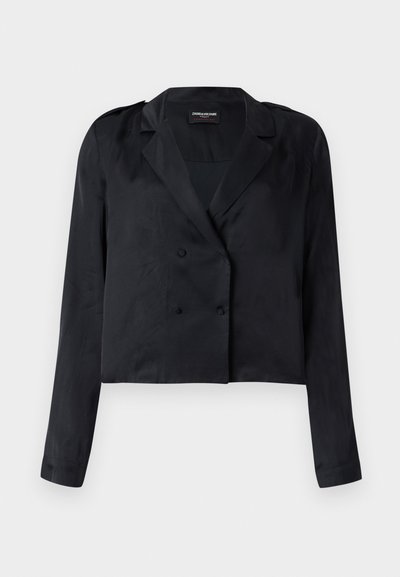 Μαύρο cropped σακάκι με σατινέ φινίρισμα, διπλή σειρά κουμπιών, γιακά με σχισμή και μακριά μανίκια. Διαθέτει λεία υφή και μίνιμαλ σχεδιασμό.