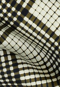 Tissu présentant un motif géométrique de carrés alternés en vert olive, crème et noir avec une surface texturée et côtelée.