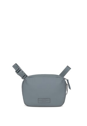 Bolso cruzado gris hecho de material sintético suave, con cierre de cremallera, correa ajustable y un parche con el logo en la parte frontal.