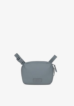 Borsa a tracolla grigia realizzata in materiale sintetico liscio, con chiusura a zip, tracolla regolabile e una toppa con logo sul davanti.