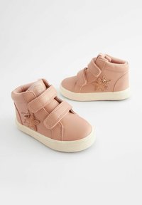 Roze leren hoge sneakers met twee klittenbandsluitingen en glinsterende steraccenten, met een gestructureerde witte rubberen zool.