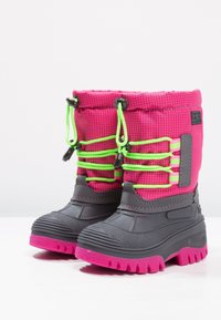 Botas de nieve rosas y grises con un acabado texturizado, cordones verde neón y suelas de goma con un patrón de pisada rosa.