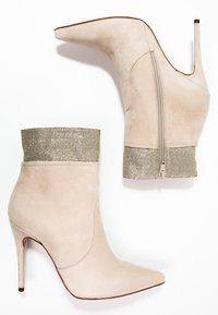 MAI PIÙ SENZA Botines de tacón - sand