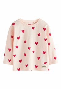 Helles pinkes, kurzärmliges Oberteil mit verstreuten roten Herzmustern. Hergestellt aus weichigem Stoff mit rundem Halsausschnitt und einem Etikett an der unteren Seite.