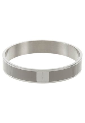 Simpel vielsesring i sølvmetal med en glat, let rundet overflade og en lille rektangulær detalje på ydersiden.