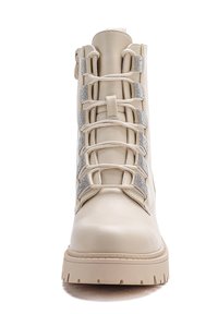 Botte en cuir beige à lacets avec une semelle épaisse et des boucles en paillettes argentées le long des lacets, vue de face.