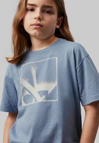 Calvin Klein Jeans MONOGRAM GRID RELAXED - Triko s potiskem - faded denim