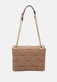 Beige quiltet skuldertaske med guldfarvet kæde-rem og geometrisk syet mønster på blødt stof. 