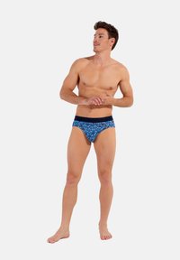 Blaue gemusterte Herrenunterhosen mit einem dunklen elastischen Bund, aus weicher Baumwolle, mit einer engen Passform und ohne sichtbare Nähte.
