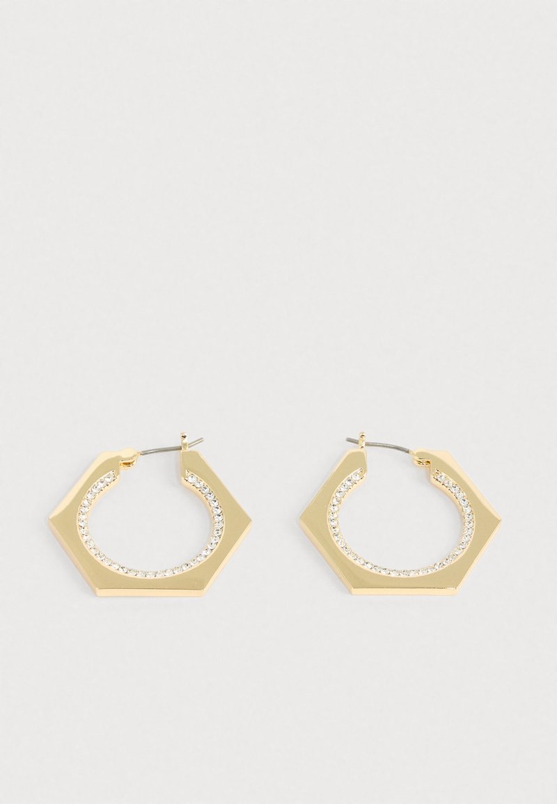 Kullast kuusnurkse kujuga kõrvarõngad, millel on sile pind ja selgete kristallidega kaunistatud sisemine äär.