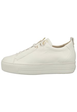Biały niski sneaker z grubą podeszwą, złotymi oczkami, ozdobnym sznurowaniem i wyściełanym kołnierzem, pokazany z boku na białym tle.