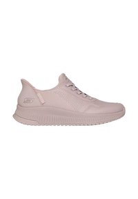 Scarpa da ginnastica rosa chiaro con tomaia in pelle liscia, accenti in rete, dettagli perforati e suola in gomma texturizzata. Design con lacci.