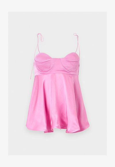 Ροζ σατέν κορμάκι με ραμμένα cups, φαρδύ τελείωμα και λεπτές ρυθμιζόμενες τιράντες δεμένες σε φιόγκους.