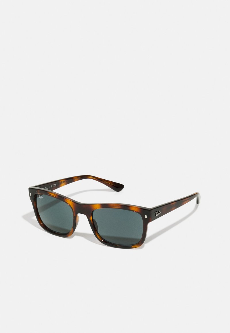 Ochelari de soare cu toc tortoise, cu lentile închise, formă pătrată și accente subtile cu logo pe brațe. Cadrul este din plastic neted.
