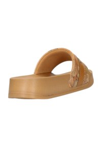 Sandalo slip-on beige con due ampie cinghie, parte superiore testurizzata, suola spessa a piattaforma e un taglio circolare liscio sul tallone per facilitare l'indossamento.