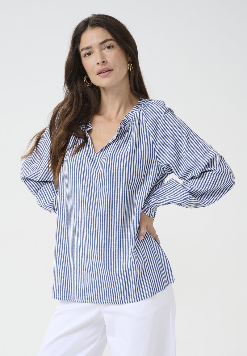 Blouse légère à rayures bleues et blanches avec un col en V, des détails froncés autour du col et de longues manches ballon.